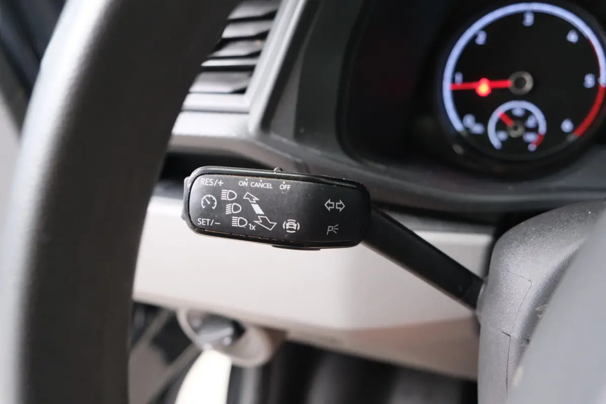 2.0 TDI 150PK L2H1 28 Comfortline Automaat - Airco, Cruise, Navi, PDC, Camera, Carplay, Trekhaak.