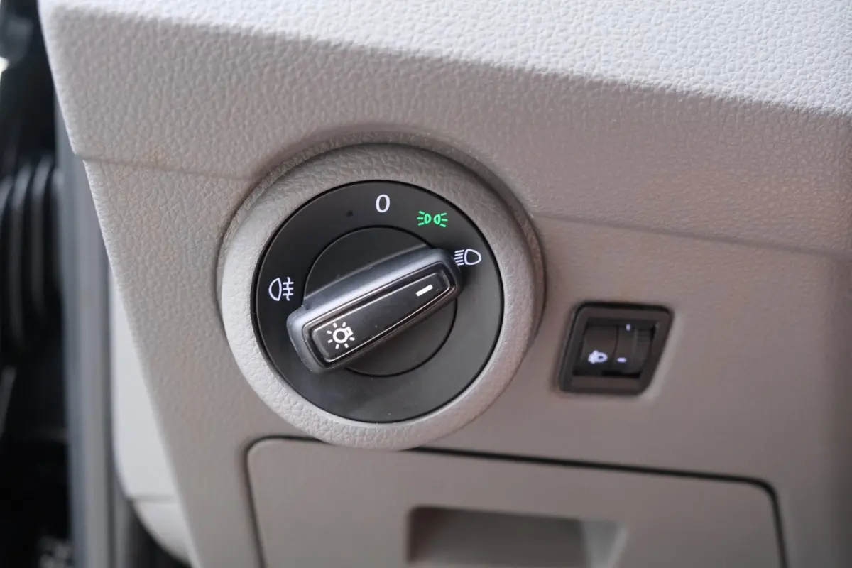 2.0 TDI 150PK L2H1 28 Comfortline Automaat - Airco, Cruise, Navi, PDC, Camera, Carplay, Trekhaak.