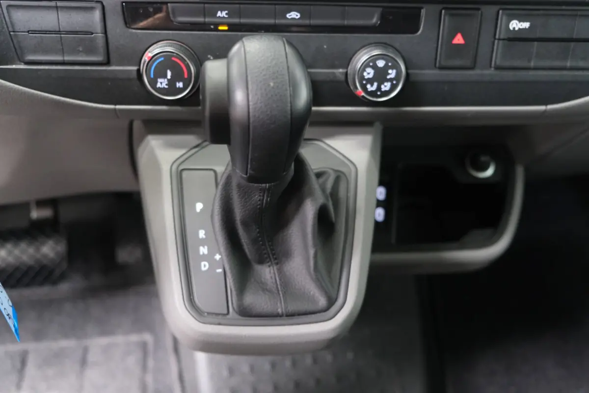 2.0 TDI 150PK L2H1 28 Comfortline Automaat - Airco, Cruise, Navi, PDC, Camera, Carplay, Trekhaak.