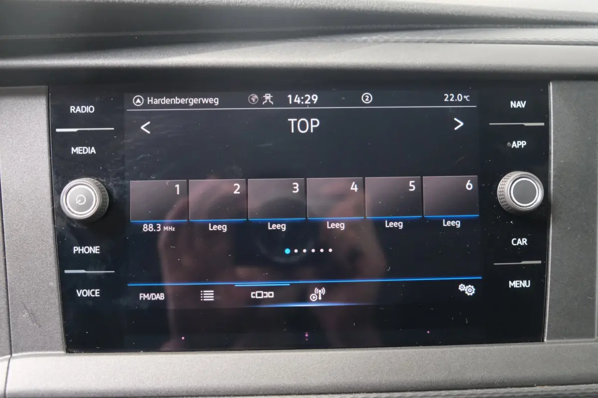 2.0 TDI 150PK L2H1 28 Comfortline Automaat - Airco, Cruise, Navi, PDC, Camera, Carplay, Trekhaak.