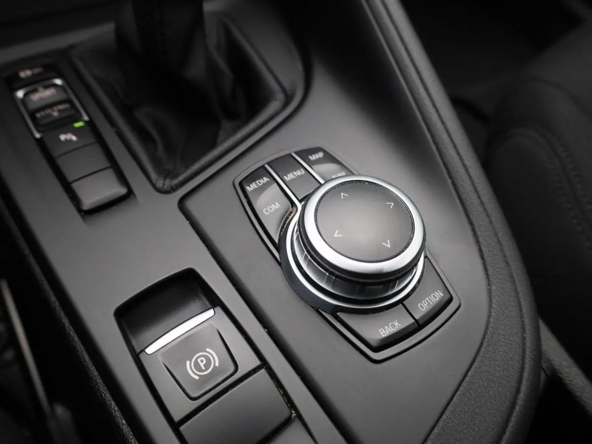 sDrive 18i | Airco | Navigatie | Parkeersensoren |