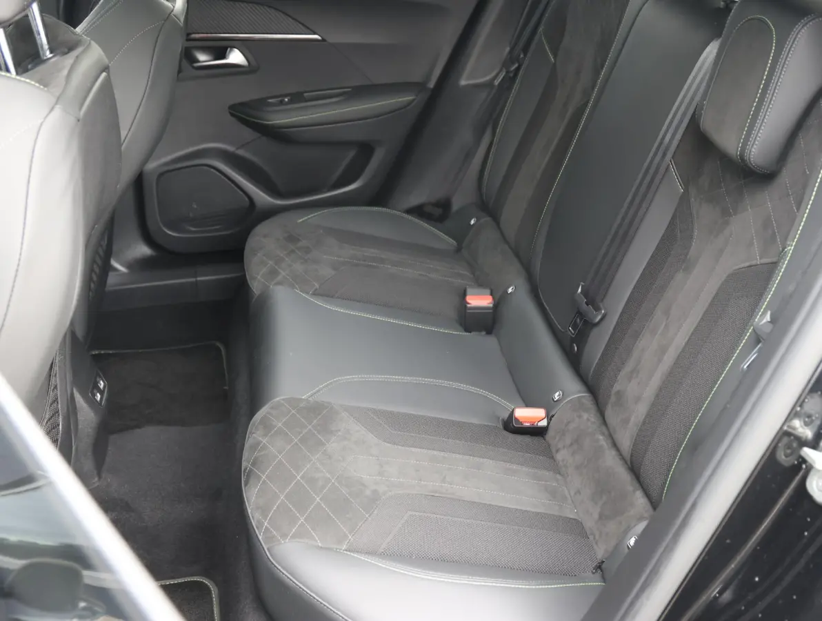 EV GT Pack 50 kWh 1ste Eigenaar | Panorama-dak | Stoelverwarming | LED | Keyless | 18" LMV | Apple Carplay & Android Auto
