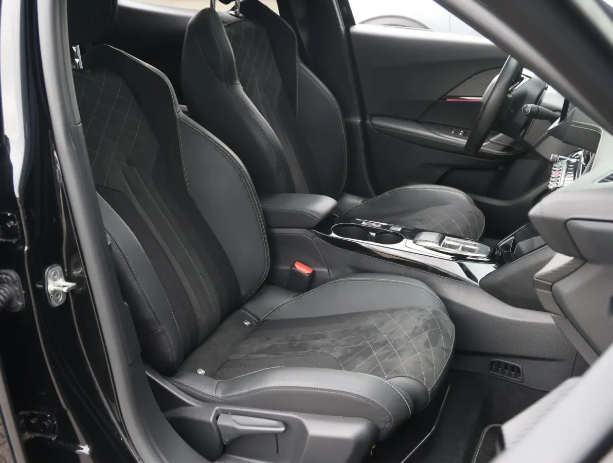 EV GT Pack 50 kWh 1ste Eigenaar | Panorama-dak | Stoelverwarming | LED | Keyless | 18" LMV | Apple Carplay & Android Auto