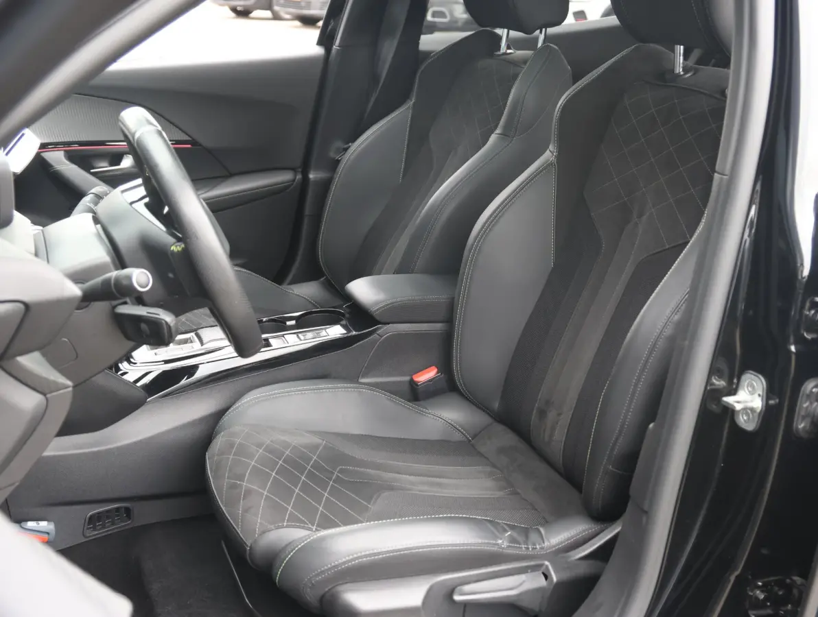 EV GT Pack 50 kWh 1ste Eigenaar | Panorama-dak | Stoelverwarming | LED | Keyless | 18" LMV | Apple Carplay & Android Auto