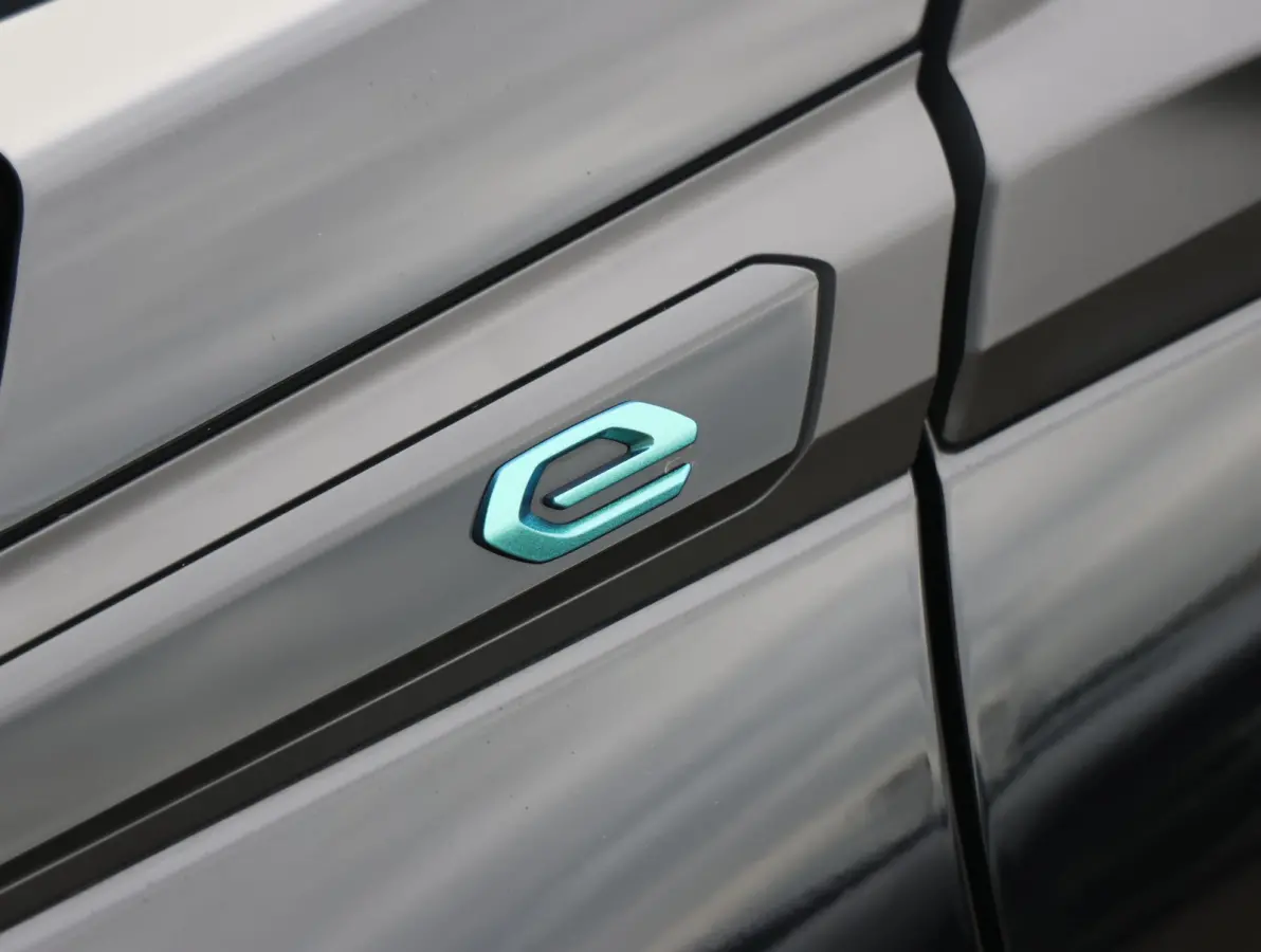 EV GT Pack 50 kWh 1ste Eigenaar | Panorama-dak | Stoelverwarming | LED | Keyless | 18" LMV | Apple Carplay & Android Auto