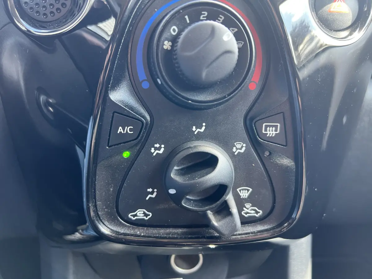 1.0 VTi Feel Airco/Cruise-Controle/ 5- Deurs