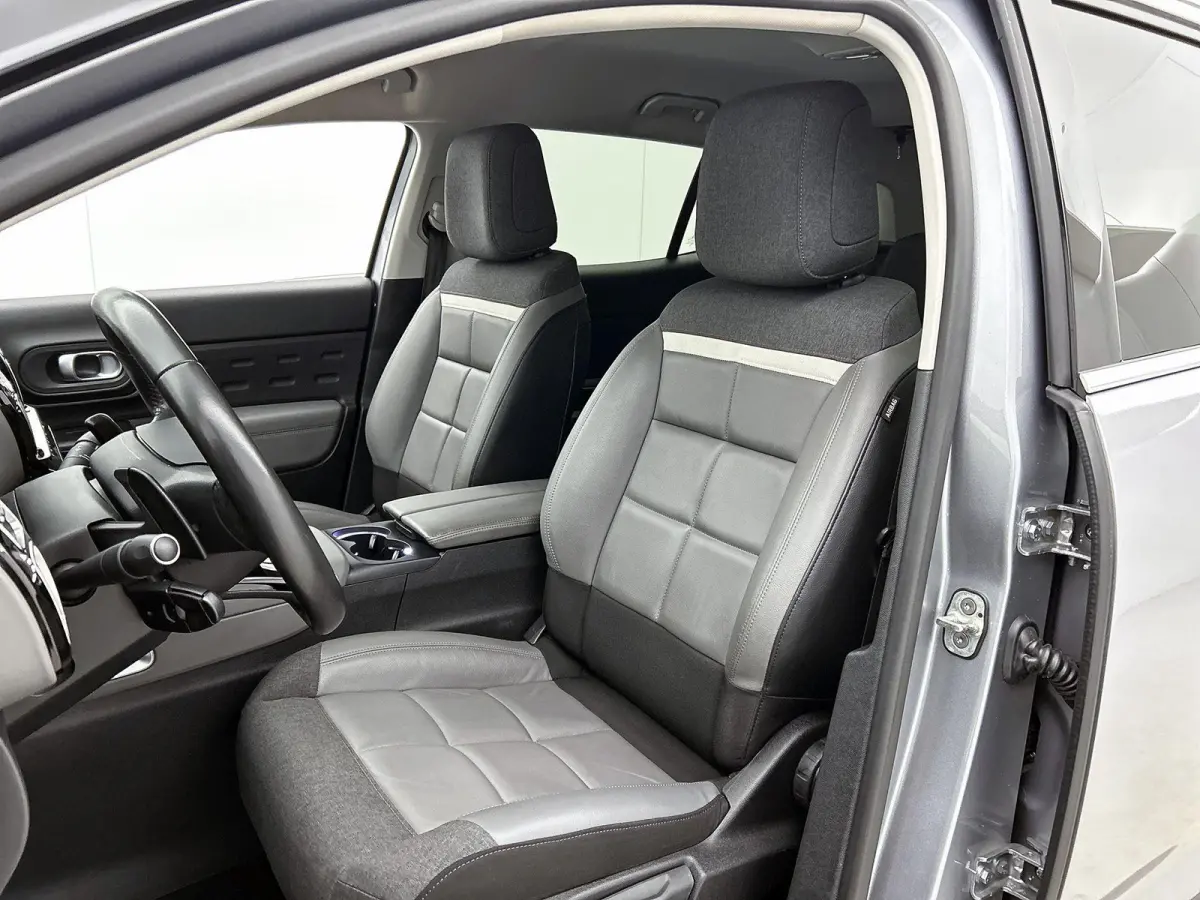SUV Business Plus 130pk Automaat | Navigatie | Achteruitrijcamera | Climate Control | Adaptieve Cruise Control | Half lederen comfortstoelen | Led koplampen | Parkeersensoren v+a | Keyless |
