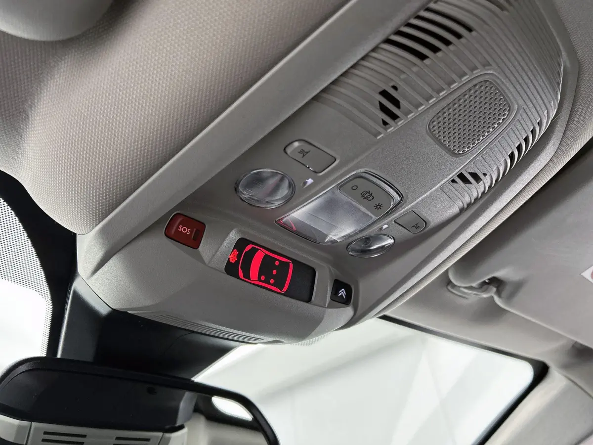 SUV Business Plus 130pk Automaat | Navigatie | Achteruitrijcamera | Climate Control | Adaptieve Cruise Control | Half lederen comfortstoelen | Led koplampen | Parkeersensoren v+a | Keyless |