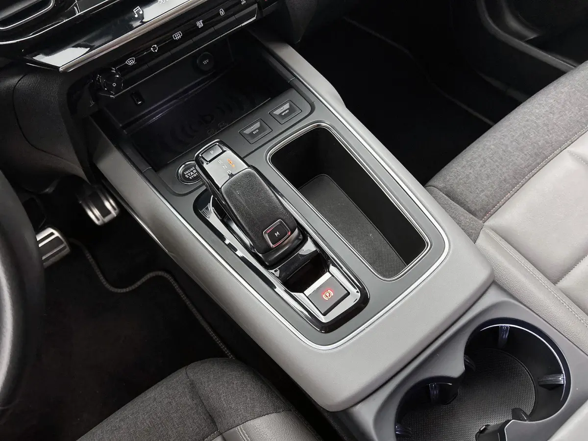 SUV Business Plus 130pk Automaat | Navigatie | Achteruitrijcamera | Climate Control | Adaptieve Cruise Control | Half lederen comfortstoelen | Led koplampen | Parkeersensoren v+a | Keyless |