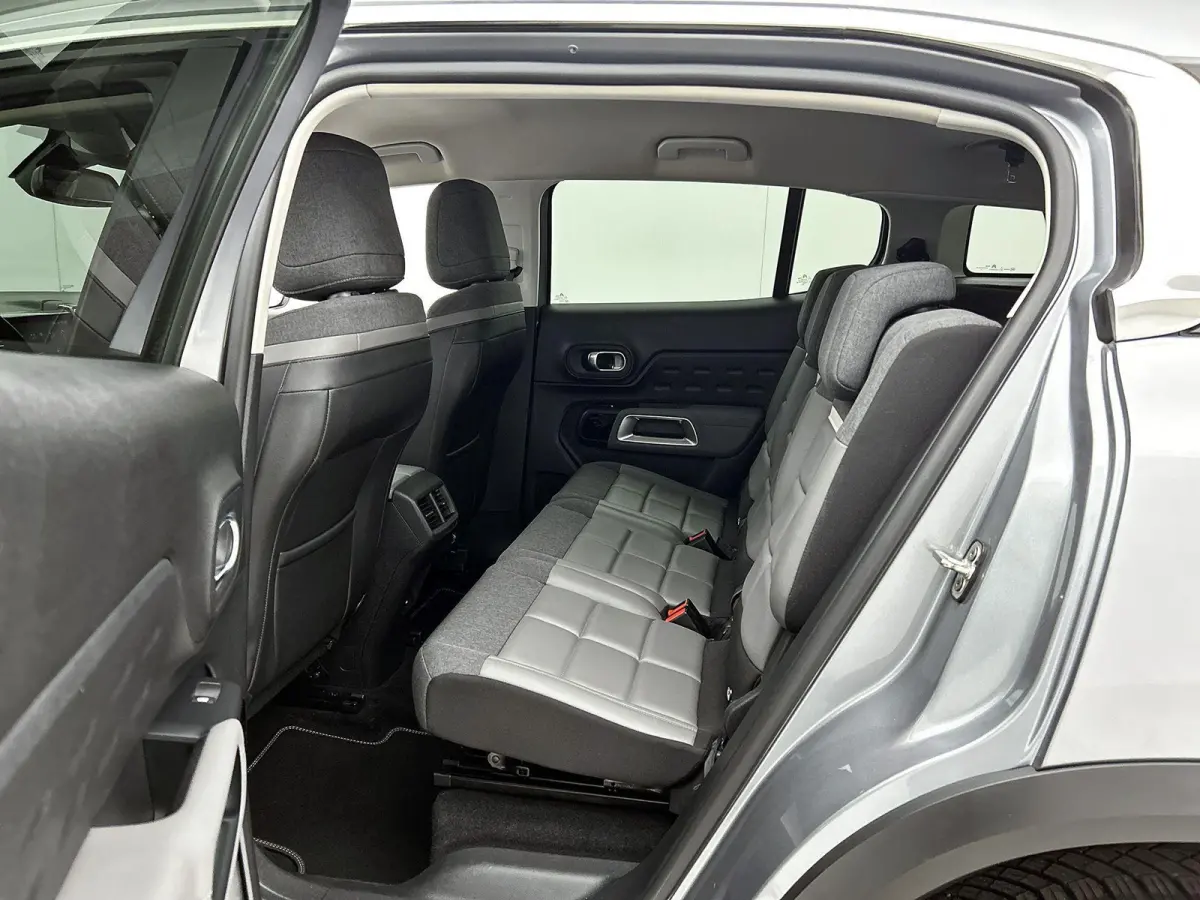 SUV Business Plus 130pk Automaat | Navigatie | Achteruitrijcamera | Climate Control | Adaptieve Cruise Control | Half lederen comfortstoelen | Led koplampen | Parkeersensoren v+a | Keyless |