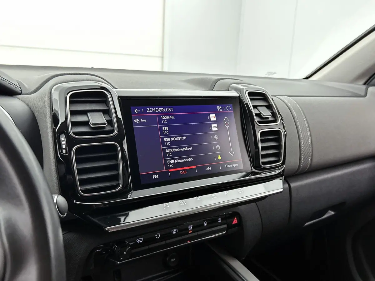 SUV Business Plus 130pk Automaat | Navigatie | Achteruitrijcamera | Climate Control | Adaptieve Cruise Control | Half lederen comfortstoelen | Led koplampen | Parkeersensoren v+a | Keyless |