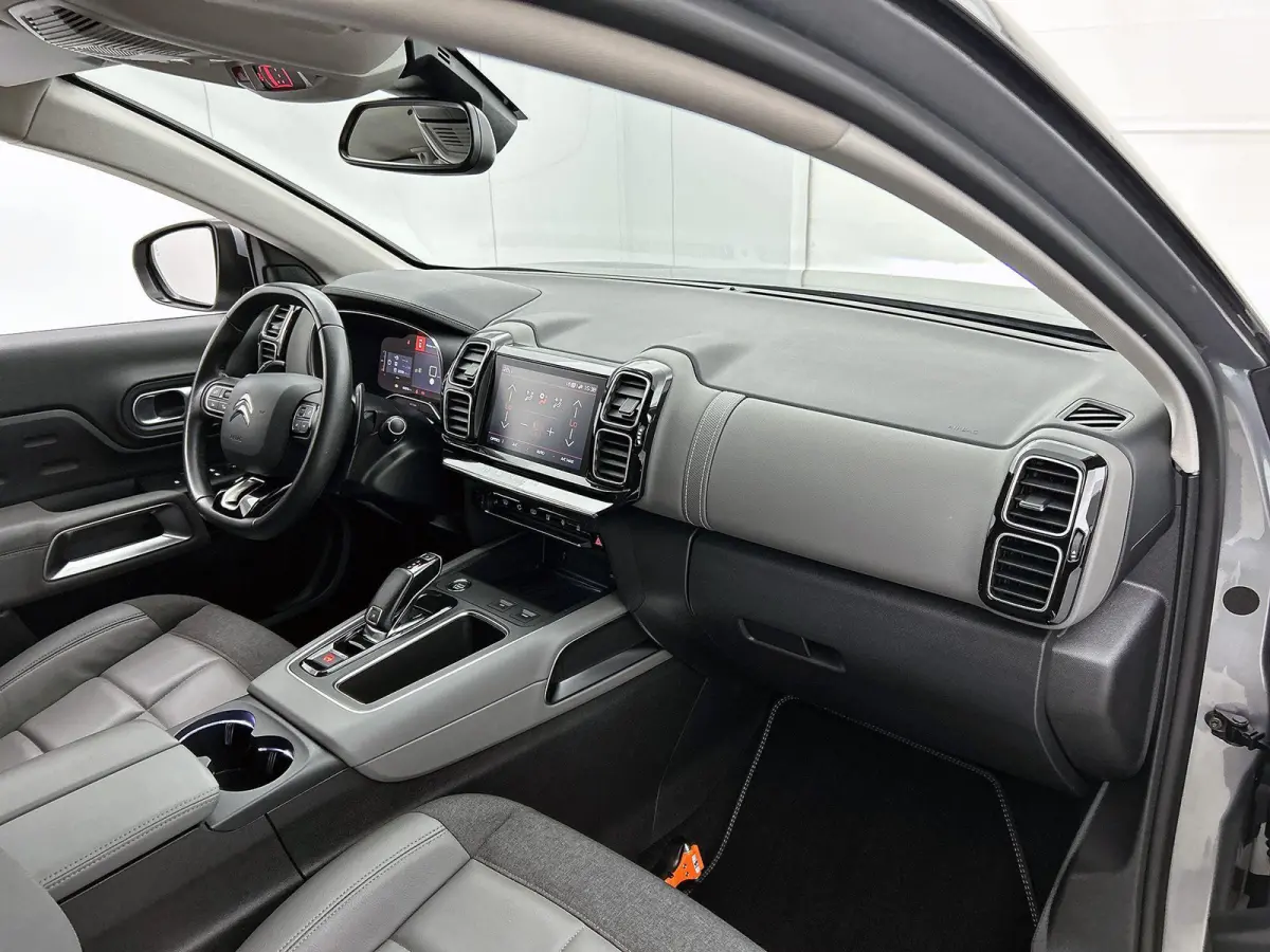SUV Business Plus 130pk Automaat | Navigatie | Achteruitrijcamera | Climate Control | Adaptieve Cruise Control | Half lederen comfortstoelen | Led koplampen | Parkeersensoren v+a | Keyless |