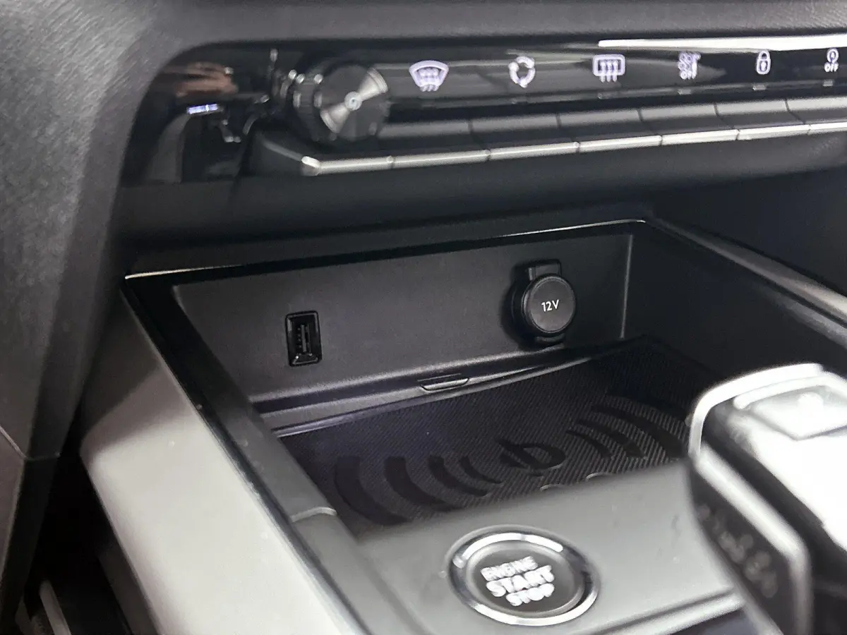 SUV Business Plus 130pk Automaat | Navigatie | Achteruitrijcamera | Climate Control | Adaptieve Cruise Control | Half lederen comfortstoelen | Led koplampen | Parkeersensoren v+a | Keyless |