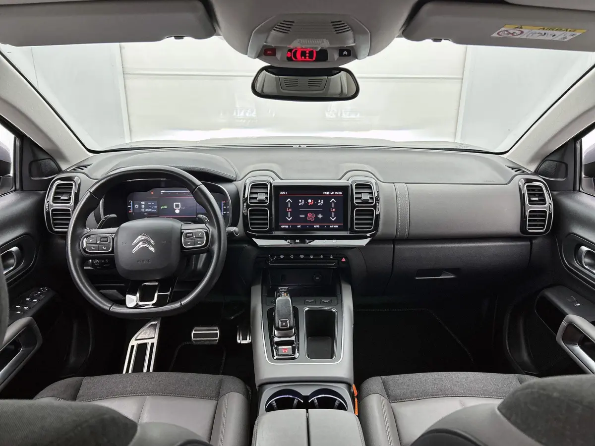 SUV Business Plus 130pk Automaat | Navigatie | Achteruitrijcamera | Climate Control | Adaptieve Cruise Control | Half lederen comfortstoelen | Led koplampen | Parkeersensoren v+a | Keyless |
