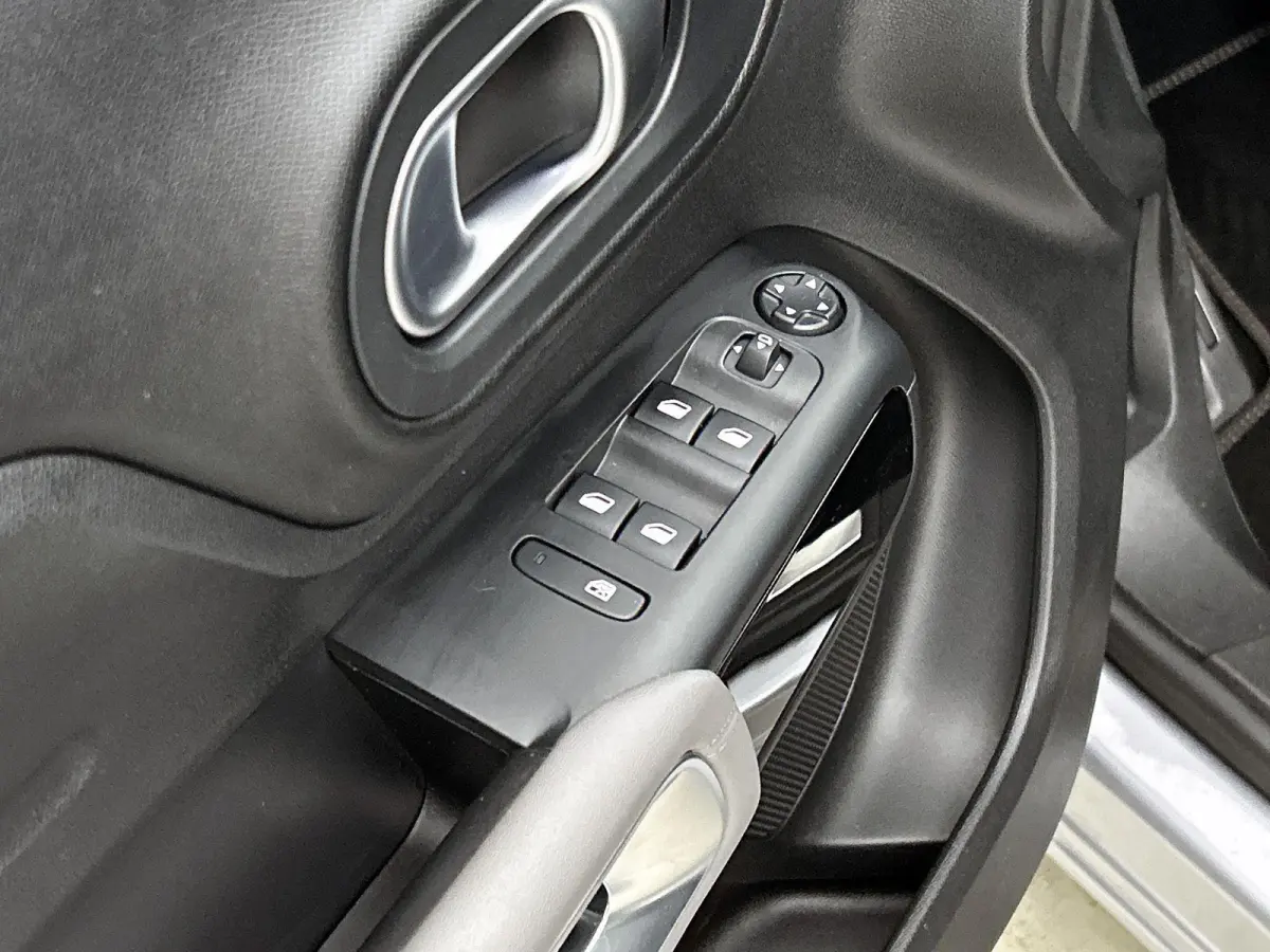 SUV Business Plus 130pk Automaat | Navigatie | Achteruitrijcamera | Climate Control | Adaptieve Cruise Control | Half lederen comfortstoelen | Led koplampen | Parkeersensoren v+a | Keyless |