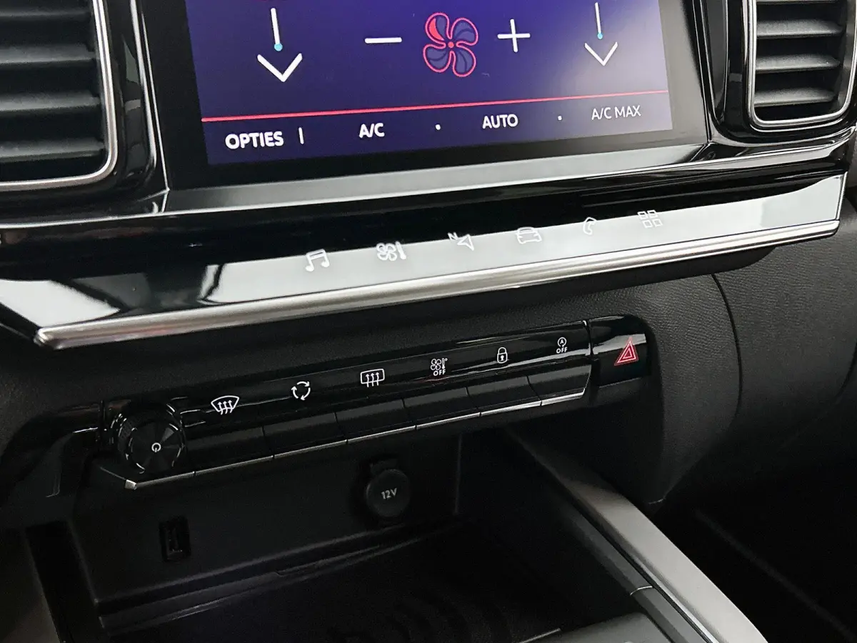 SUV Business Plus 130pk Automaat | Navigatie | Achteruitrijcamera | Climate Control | Adaptieve Cruise Control | Half lederen comfortstoelen | Led koplampen | Parkeersensoren v+a | Keyless |