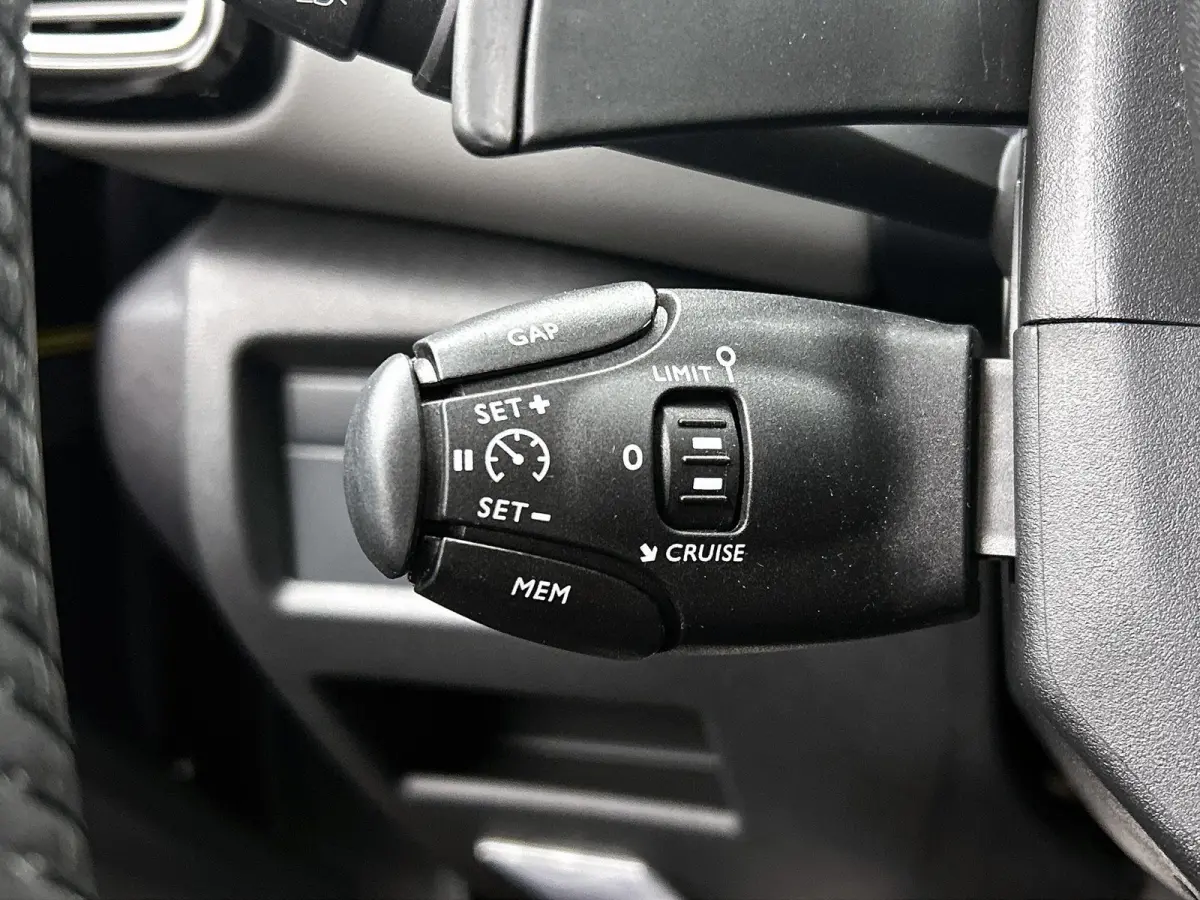 SUV Business Plus 130pk Automaat | Navigatie | Achteruitrijcamera | Climate Control | Adaptieve Cruise Control | Half lederen comfortstoelen | Led koplampen | Parkeersensoren v+a | Keyless |
