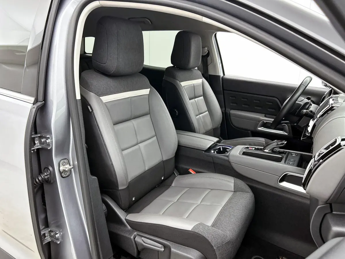 SUV Business Plus 130pk Automaat | Navigatie | Achteruitrijcamera | Climate Control | Adaptieve Cruise Control | Half lederen comfortstoelen | Led koplampen | Parkeersensoren v+a | Keyless |