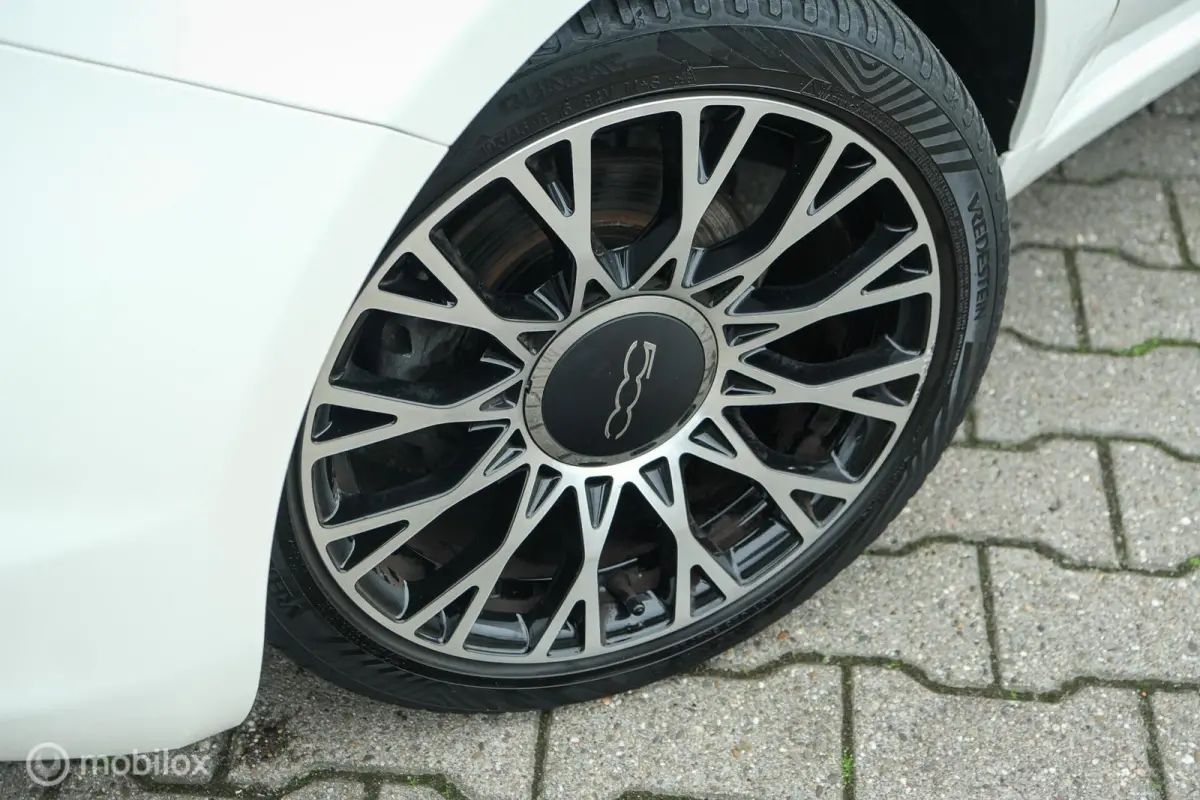 0.9 TwinAir Turbo Collezione | Pano | DAB+ | Two tone interior | LED | Nette auto | All Seasons