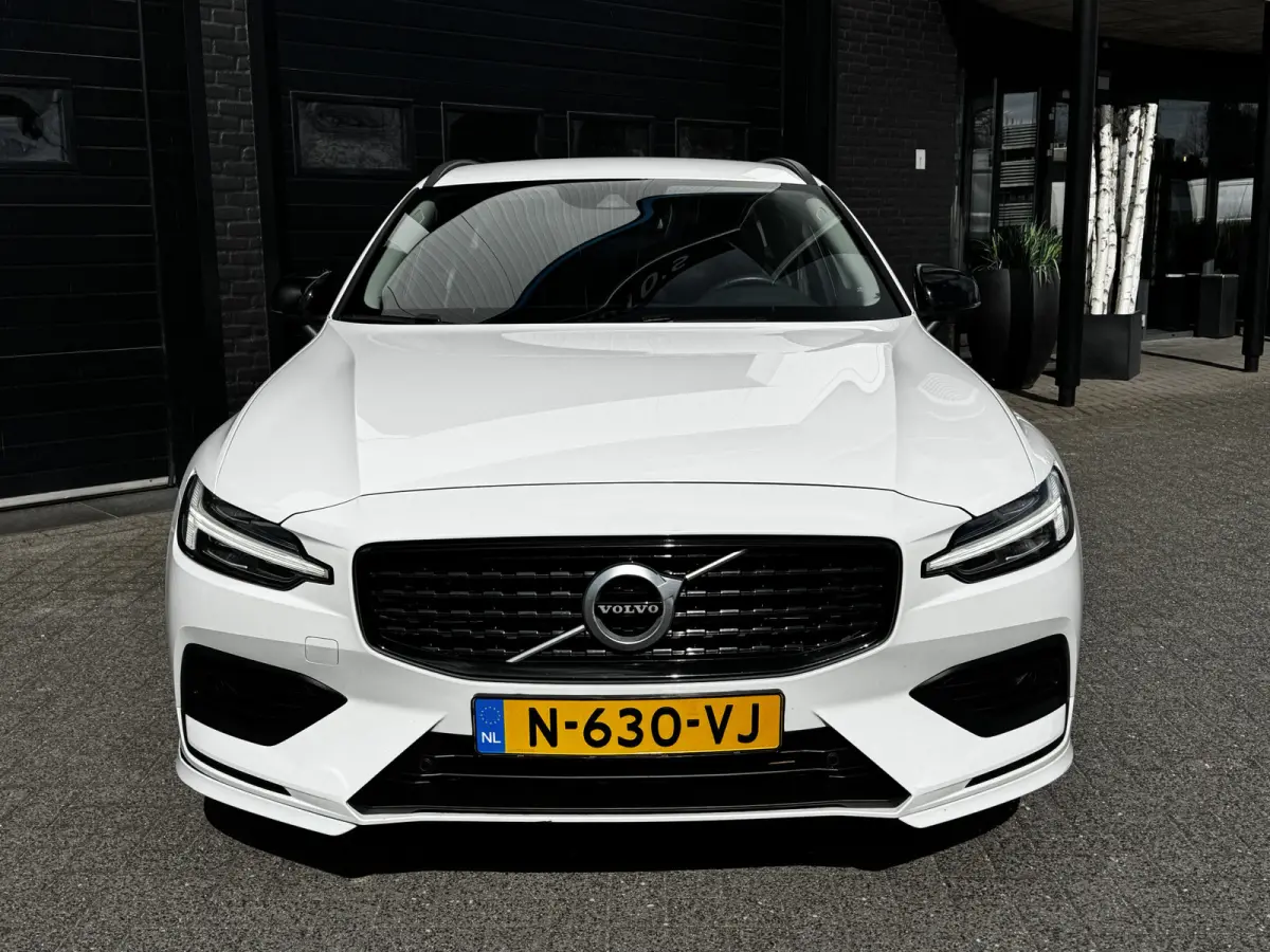 2.0 B3 163PK Momentum R-Design | Camera | Trekhaak | Stoel & Stuur verw. | €22.900,- incl. BTW