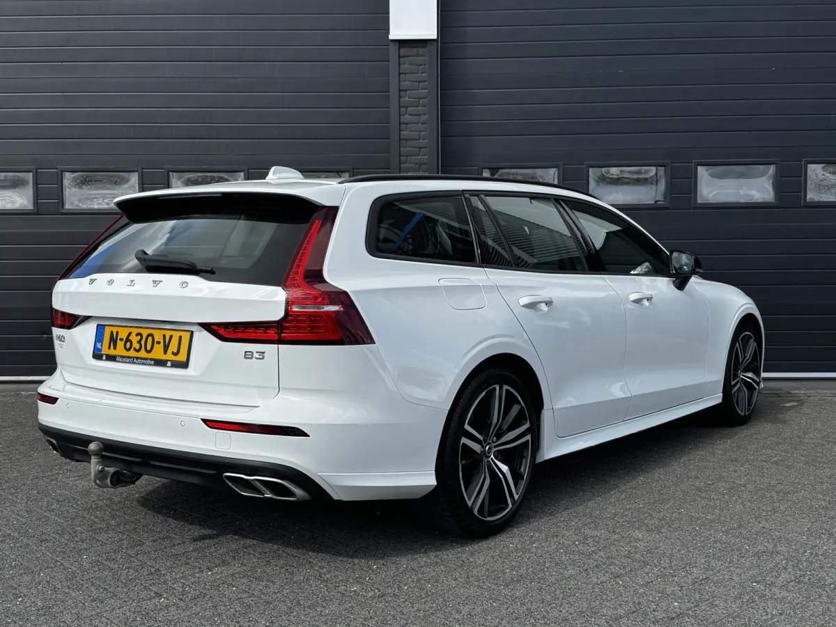 2.0 B3 163PK Momentum R-Design | Camera | Trekhaak | Stoel & Stuur verw. | €22.900,- incl. BTW