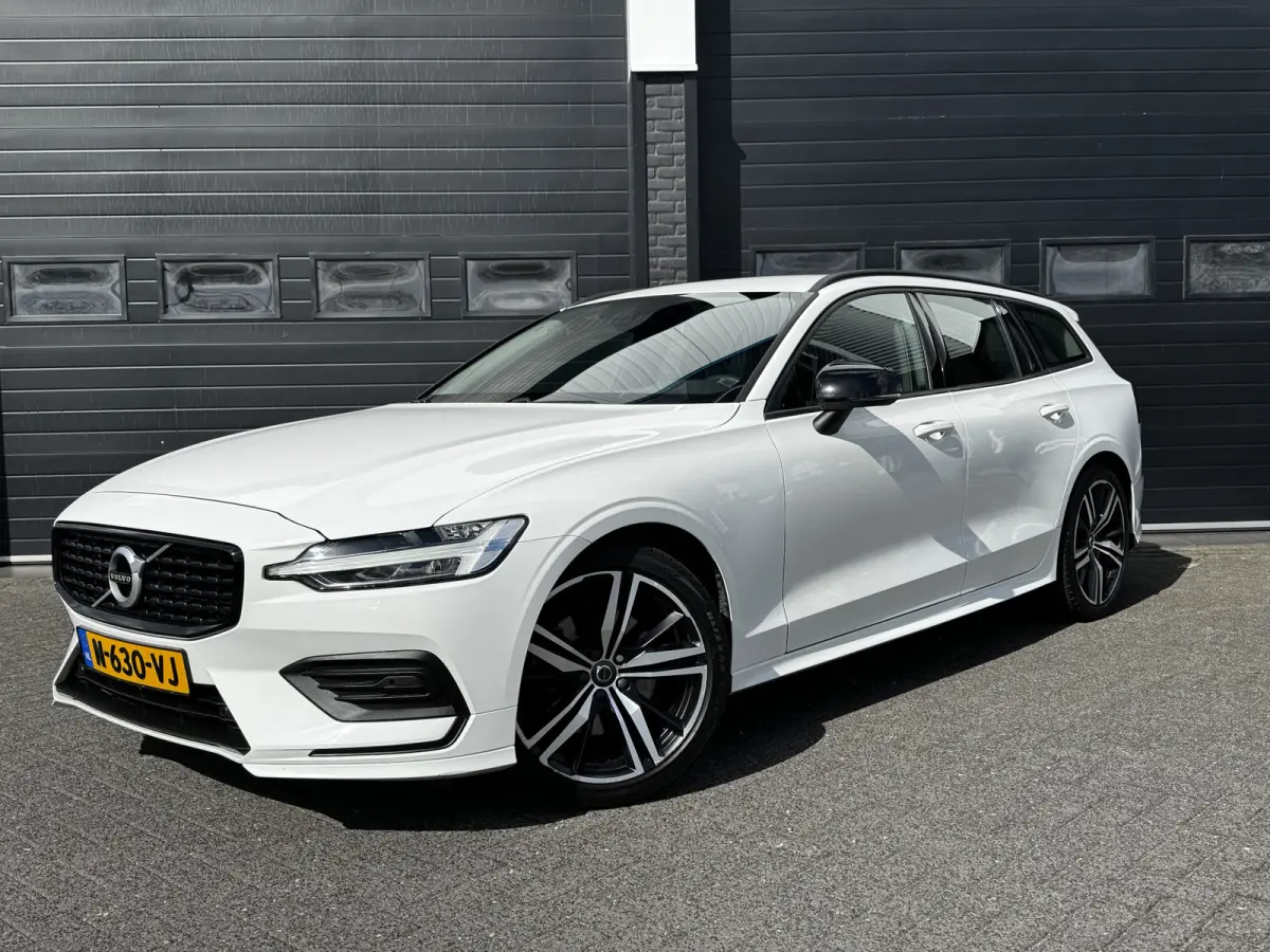 2.0 B3 163PK Momentum R-Design | Camera | Trekhaak | Stoel & Stuur verw. | €22.900,- incl. BTW