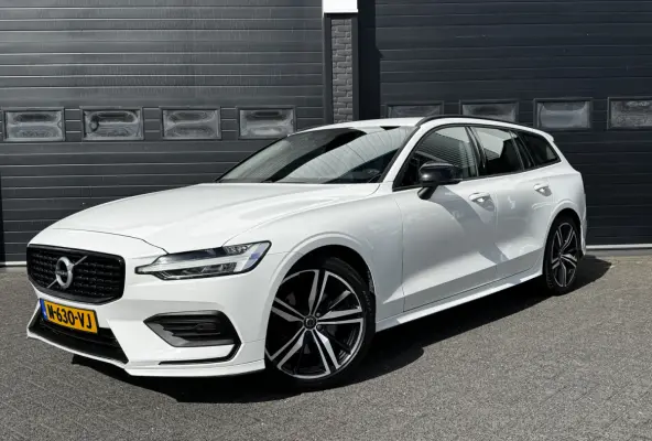 2.0 B3 163PK Momentum R-Design | Camera | Trekhaak | Stoel & Stuur verw. | €22.900,- incl. BTW