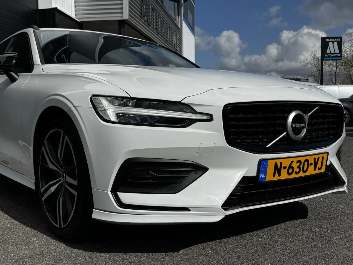 2.0 B3 163PK Momentum R-Design | Camera | Trekhaak | Stoel & Stuur verw. | €22.900,- incl. BTW