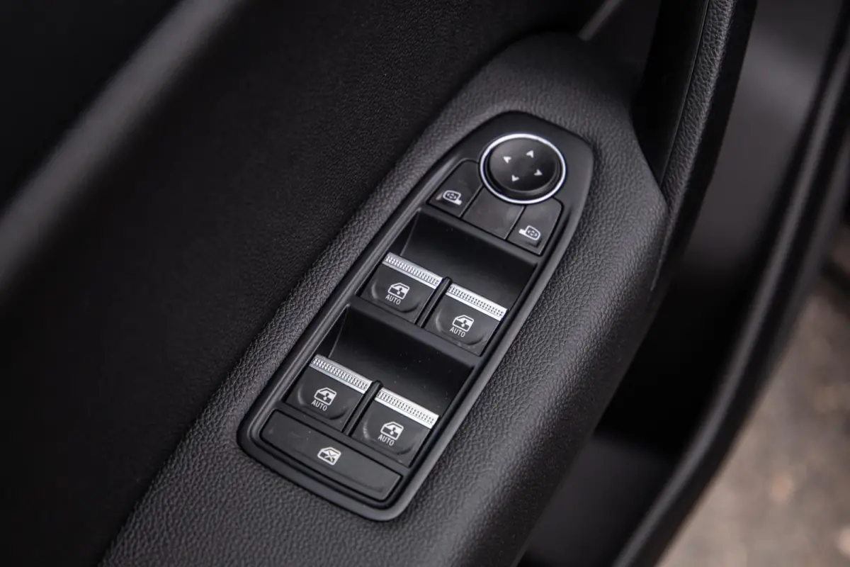 1.6 E-Tech plug-in hybrid 160 iconic BLACK LINE / CRUISE CONTROLE / NAVI / CARPLAY