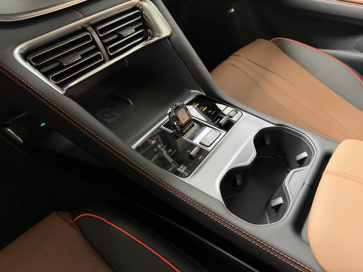 1.5 T DM-i AWD 324PK DESIGN BRUIN LEER Pano Dak Head‑Up 360° Camera Stoel‑/Stuurverwarming Stoelventilatie Infinity Audio 6 JAAR GARANTIE phev