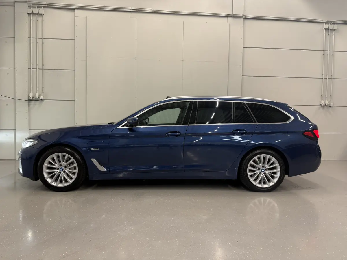 530e xDrive High Exe PANO/TREKHAAK/H&K/SOH 91%/HEAD-UP/ADAPTIVE-ONDERSTEL/18"/360CAMERA/LEER-COMFORT/MASSAGE+MEMORY/ACC/SFEER/LED/LUCHTVERING/PHYTONICBLAU/BMW DEALER HISTORIE