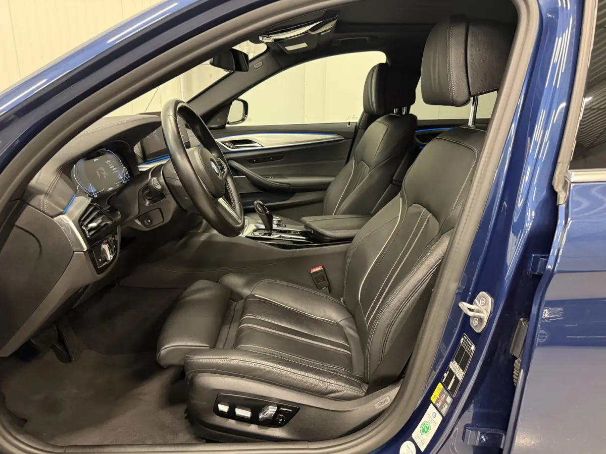 530e xDrive High Exe PANO/TREKHAAK/H&K/SOH 91%/HEAD-UP/ADAPTIVE-ONDERSTEL/18"/360CAMERA/LEER-COMFORT/MASSAGE+MEMORY/ACC/SFEER/LED/LUCHTVERING/PHYTONICBLAU/BMW DEALER HISTORIE