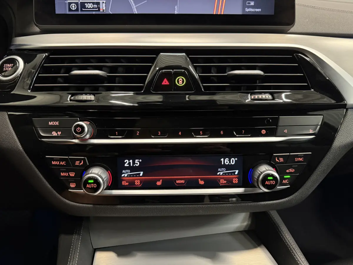 530e xDrive High Exe PANO/TREKHAAK/H&K/SOH 91%/HEAD-UP/ADAPTIVE-ONDERSTEL/18"/360CAMERA/LEER-COMFORT/MASSAGE+MEMORY/ACC/SFEER/LED/LUCHTVERING/PHYTONICBLAU/BMW DEALER HISTORIE