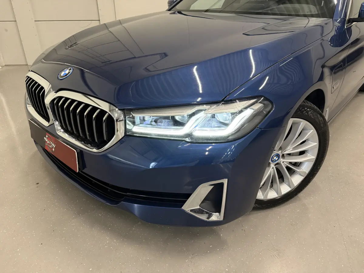 530e xDrive High Exe PANO/TREKHAAK/H&K/SOH 91%/HEAD-UP/ADAPTIVE-ONDERSTEL/18"/360CAMERA/LEER-COMFORT/MASSAGE+MEMORY/ACC/SFEER/LED/LUCHTVERING/PHYTONICBLAU/BMW DEALER HISTORIE