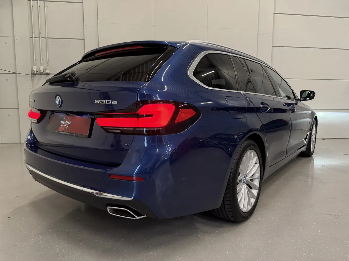 530e xDrive High Exe PANO/TREKHAAK/H&K/SOH 91%/HEAD-UP/ADAPTIVE-ONDERSTEL/18"/360CAMERA/LEER-COMFORT/MASSAGE+MEMORY/ACC/SFEER/LED/LUCHTVERING/PHYTONICBLAU/BMW DEALER HISTORIE