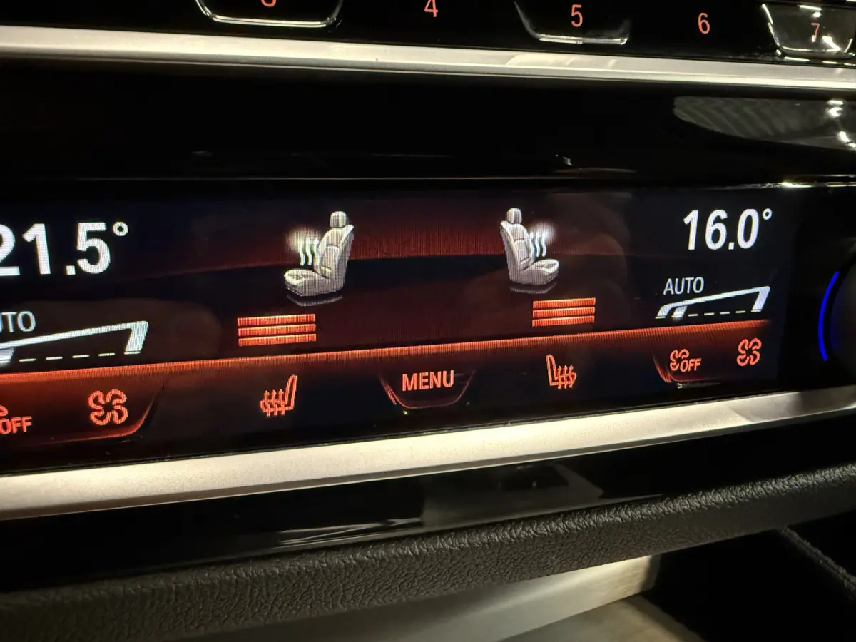 530e xDrive High Exe PANO/TREKHAAK/H&K/SOH 91%/HEAD-UP/ADAPTIVE-ONDERSTEL/18"/360CAMERA/LEER-COMFORT/MASSAGE+MEMORY/ACC/SFEER/LED/LUCHTVERING/PHYTONICBLAU/BMW DEALER HISTORIE