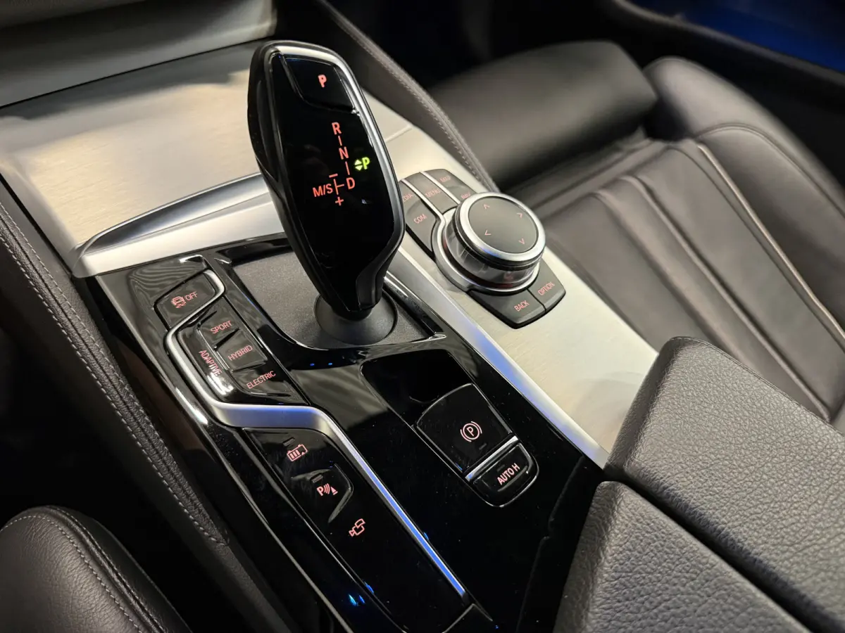 530e xDrive High Exe PANO/TREKHAAK/H&K/SOH 91%/HEAD-UP/ADAPTIVE-ONDERSTEL/18"/360CAMERA/LEER-COMFORT/MASSAGE+MEMORY/ACC/SFEER/LED/LUCHTVERING/PHYTONICBLAU/BMW DEALER HISTORIE