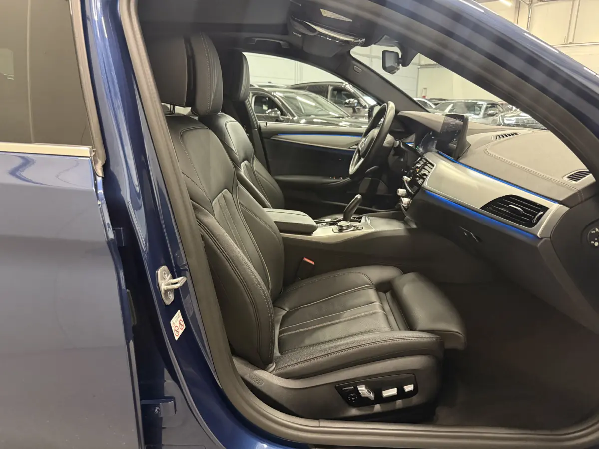 530e xDrive High Exe PANO/TREKHAAK/H&K/SOH 91%/HEAD-UP/ADAPTIVE-ONDERSTEL/18"/360CAMERA/LEER-COMFORT/MASSAGE+MEMORY/ACC/SFEER/LED/LUCHTVERING/PHYTONICBLAU/BMW DEALER HISTORIE