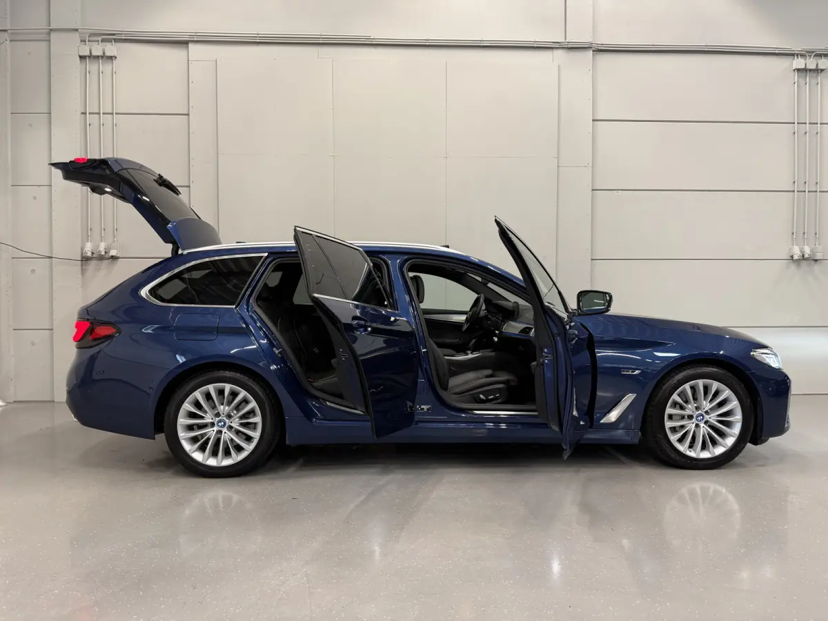 530e xDrive High Exe PANO/TREKHAAK/H&K/SOH 91%/HEAD-UP/ADAPTIVE-ONDERSTEL/18"/360CAMERA/LEER-COMFORT/MASSAGE+MEMORY/ACC/SFEER/LED/LUCHTVERING/PHYTONICBLAU/BMW DEALER HISTORIE
