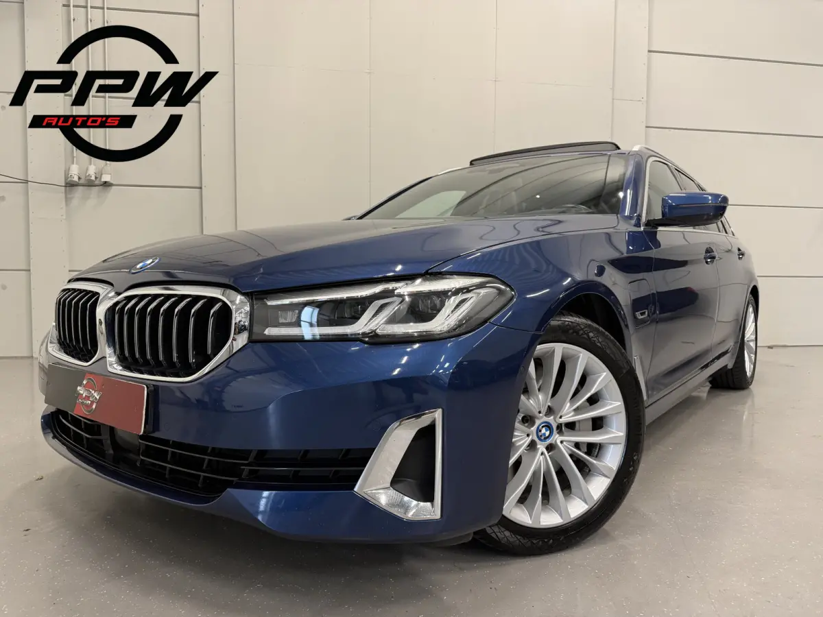 530e xDrive High Exe PANO/TREKHAAK/H&K/SOH 91%/HEAD-UP/ADAPTIVE-ONDERSTEL/18"/360CAMERA/LEER-COMFORT/MASSAGE+MEMORY/ACC/SFEER/LED/LUCHTVERING/PHYTONICBLAU/BMW DEALER HISTORIE
