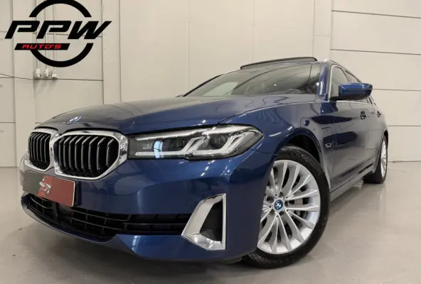 530e xDrive High Exe PANO/TREKHAAK/H&K/SOH 91%/HEAD-UP/ADAPTIVE-ONDERSTEL/18"/360CAMERA/LEER-COMFORT/MASSAGE+MEMORY/ACC/SFEER/LED/LUCHTVERING/PHYTONICBLAU/BMW DEALER HISTORIE