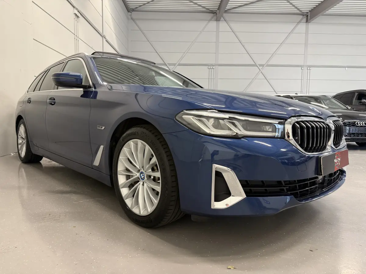 530e xDrive High Exe PANO/TREKHAAK/H&K/SOH 91%/HEAD-UP/ADAPTIVE-ONDERSTEL/18"/360CAMERA/LEER-COMFORT/MASSAGE+MEMORY/ACC/SFEER/LED/LUCHTVERING/PHYTONICBLAU/BMW DEALER HISTORIE