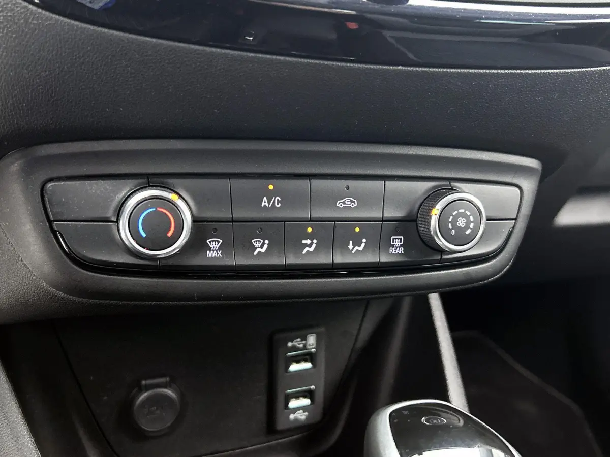 1.2 Turbo 120 Jaar Edition | Automaat | Parkeersensoren | Navigatie | Airco |