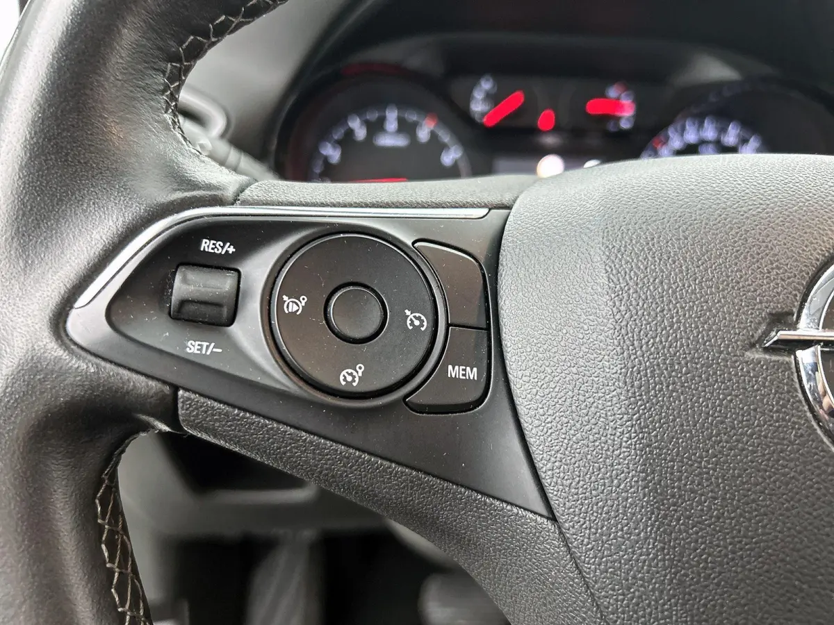 1.2 Turbo 120 Jaar Edition | Automaat | Parkeersensoren | Navigatie | Airco |
