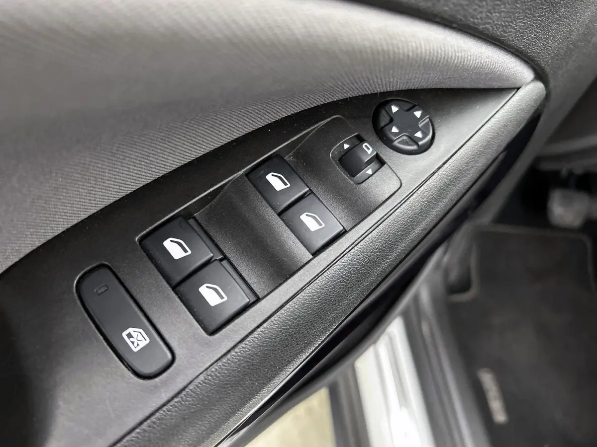 1.2 Turbo 120 Jaar Edition | Automaat | Parkeersensoren | Navigatie | Airco |