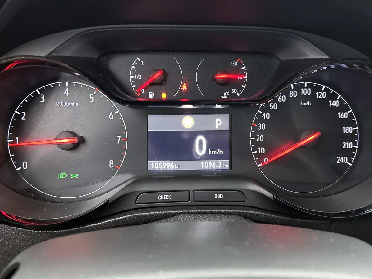 1.2 Turbo 120 Jaar Edition | Automaat | Parkeersensoren | Navigatie | Airco |