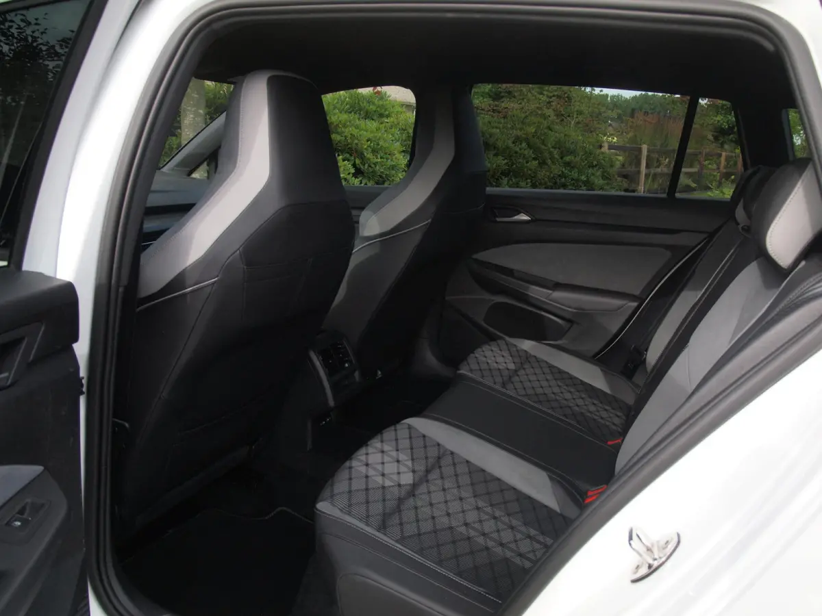 1.5 TSI R-Line | Camera | Sfeerverlichting | ACC | Apple Carplay | NL-Auto |