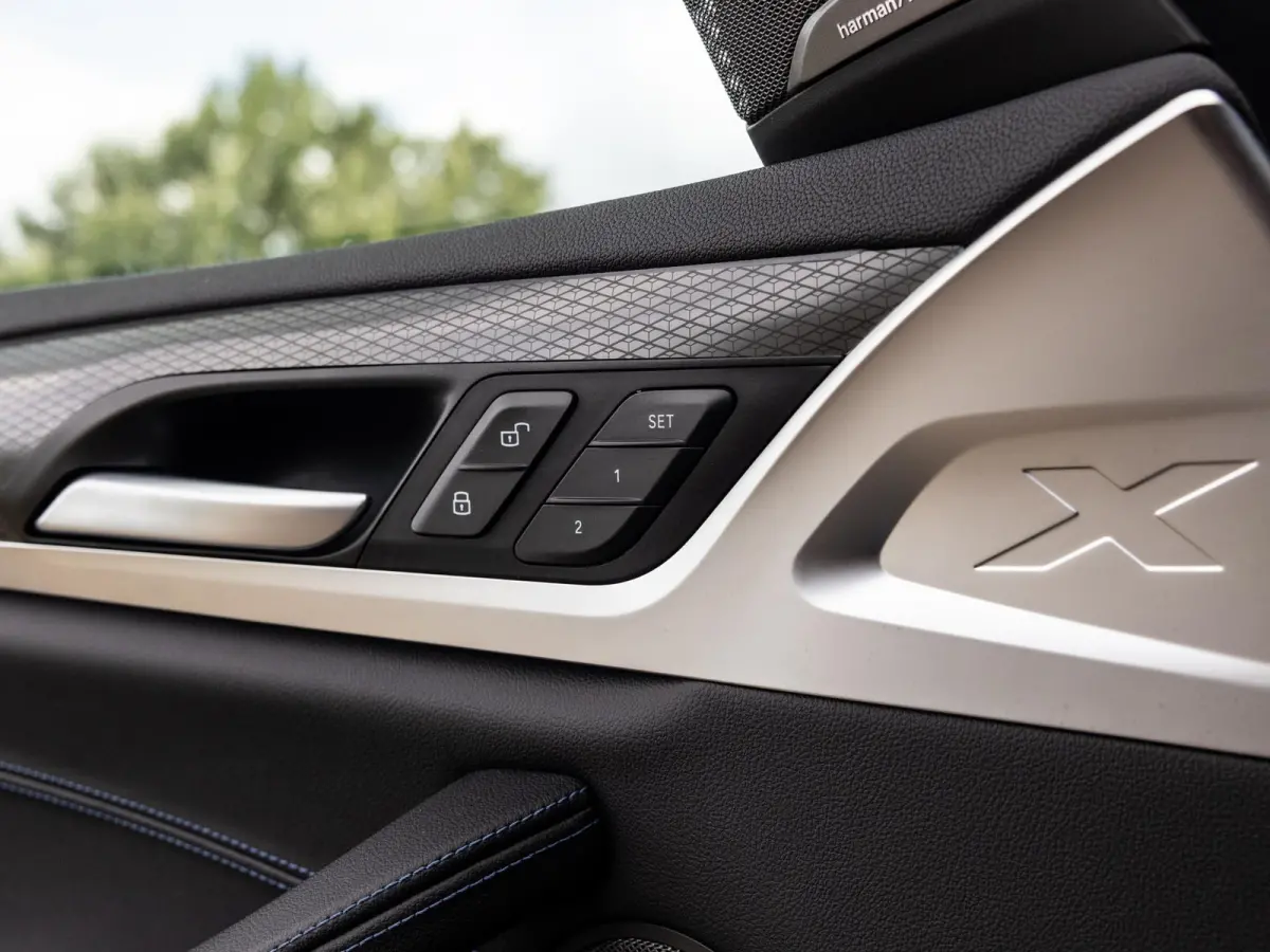 xDrive30e High Executive | M-SPORT | PANO-SCHUIFDAK | HARMAN KARDON | HEAD-UP | CAMERA | LEER