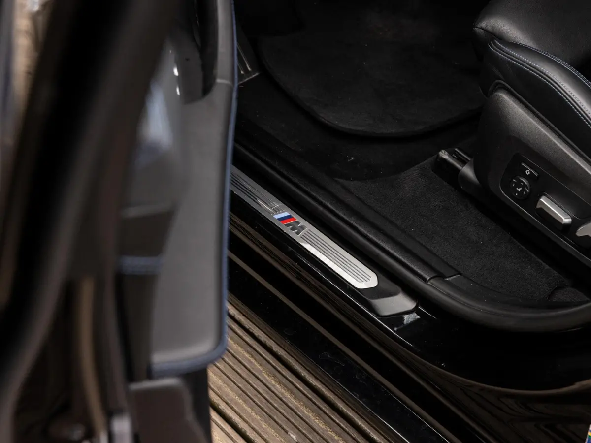 xDrive30e High Executive | M-SPORT | PANO-SCHUIFDAK | HARMAN KARDON | HEAD-UP | CAMERA | LEER