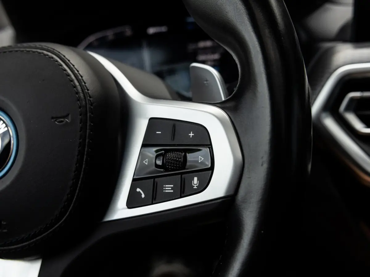 xDrive30e High Executive | M-SPORT | PANO-SCHUIFDAK | HARMAN KARDON | HEAD-UP | CAMERA | LEER